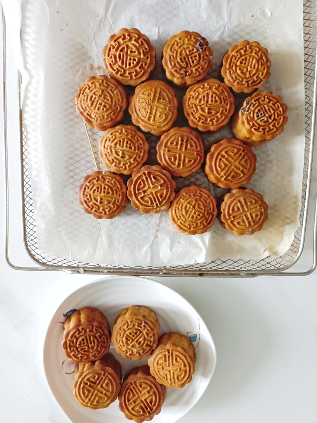 广式豆沙蛋黄月饼（步骤超详细，新手适用）