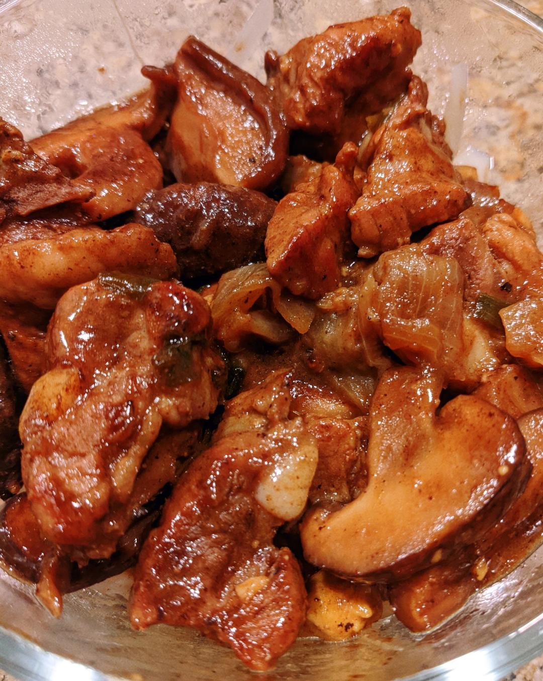 爆汁鹌鹑蛋卤肉饭