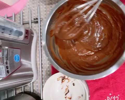 巧克力戚风蛋糕 6寸 蛋糕胚 适合抹面的蛋糕体的做法 步骤11