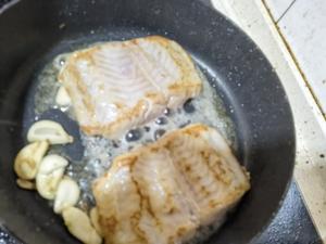 煎巴沙鱼的做法 步骤5