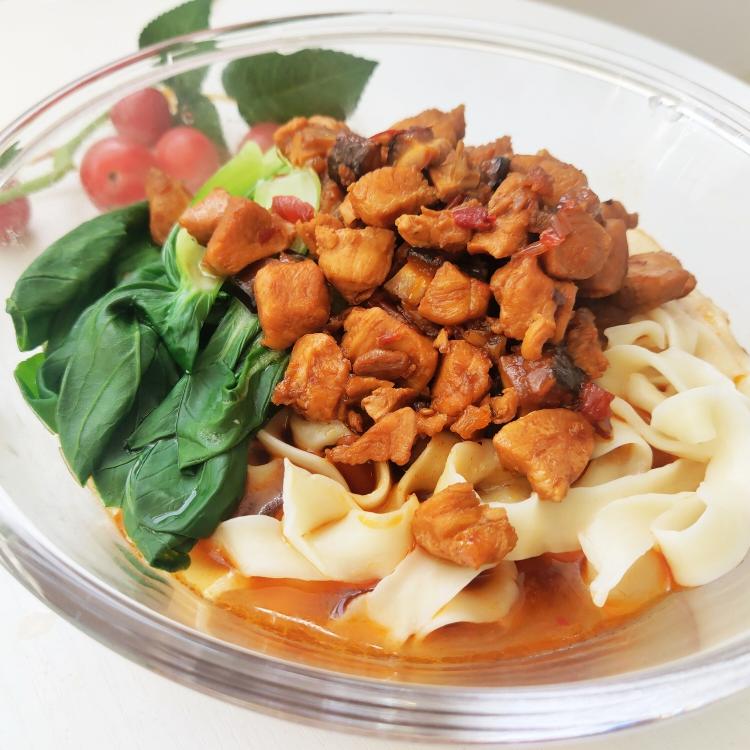 香菇鸡丁面的做法