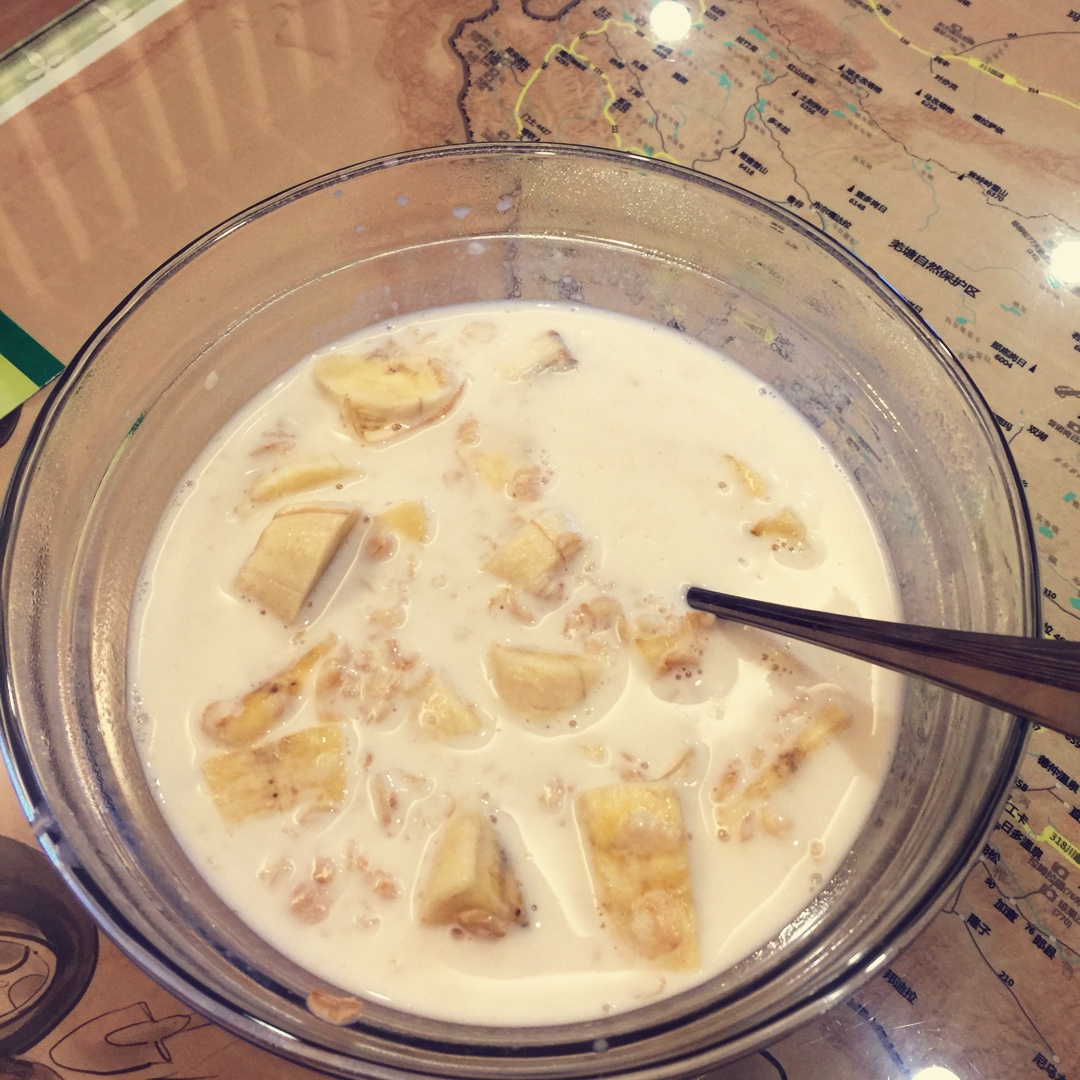 牛奶燕麦泡香蕉（减肥快手早餐）