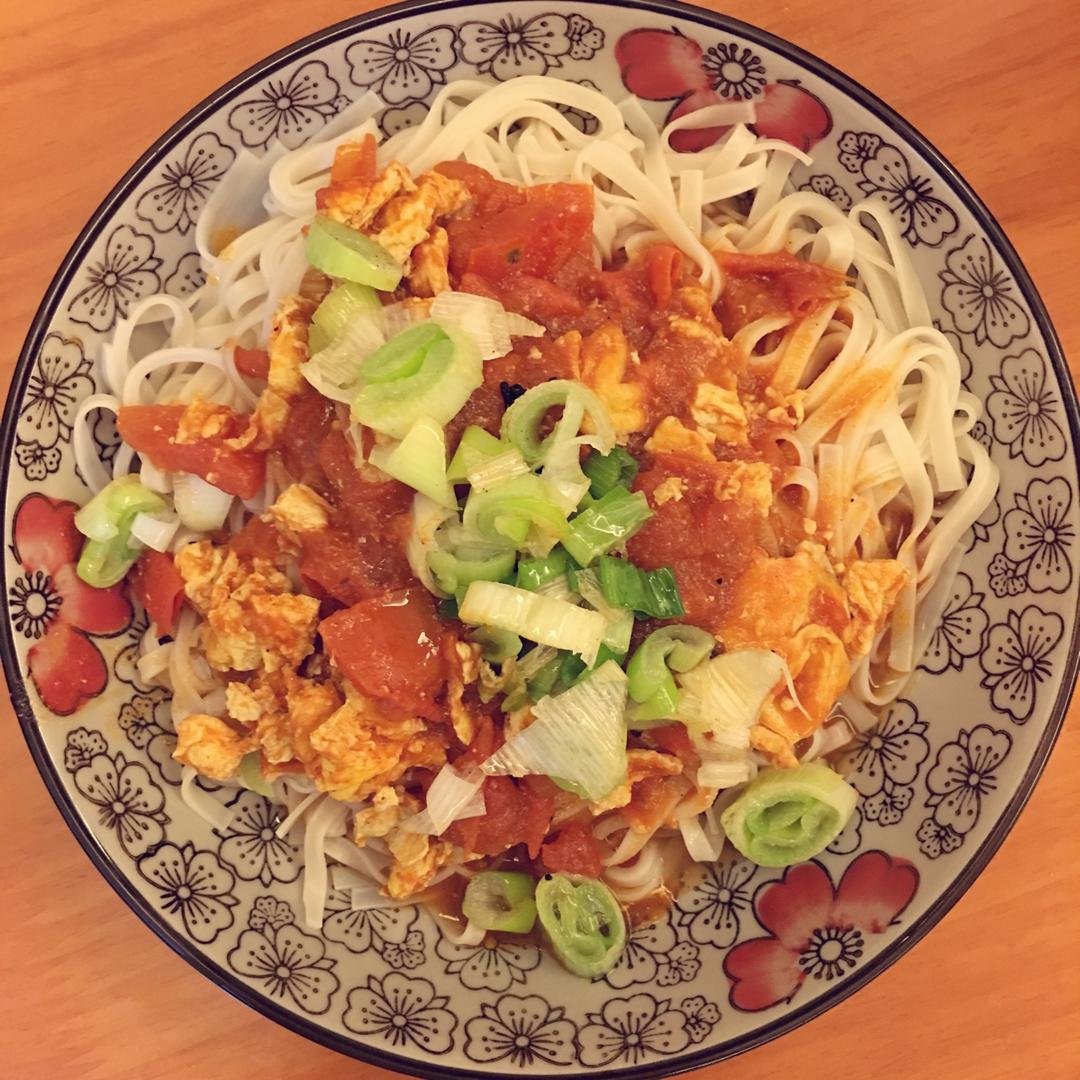 尛优在这边做的番茄鸡蛋干拌面