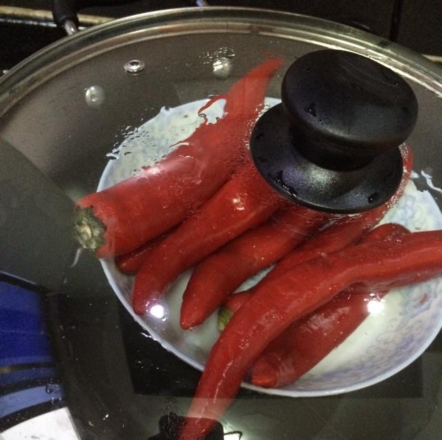 蒜蓉红辣椒的做法 步骤2