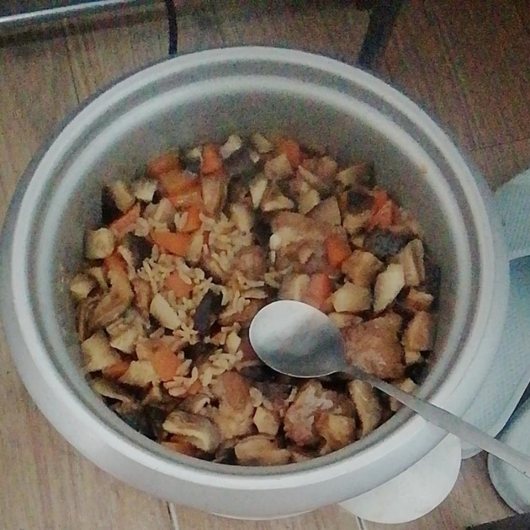 喷香排骨焖饭（爆好吃）