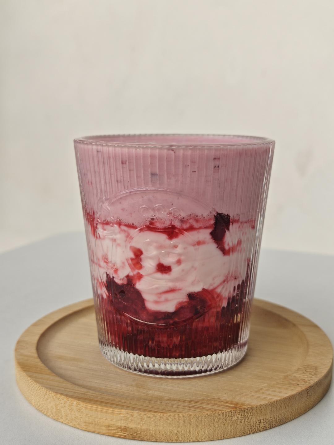 到底是谁发明的这个喝法？真的好喝到舔杯！自制草莓车厘子酸奶