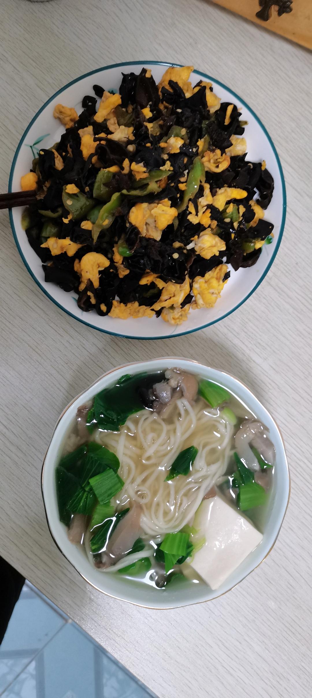 黑木耳青椒炒鸡蛋（营养又下饭）