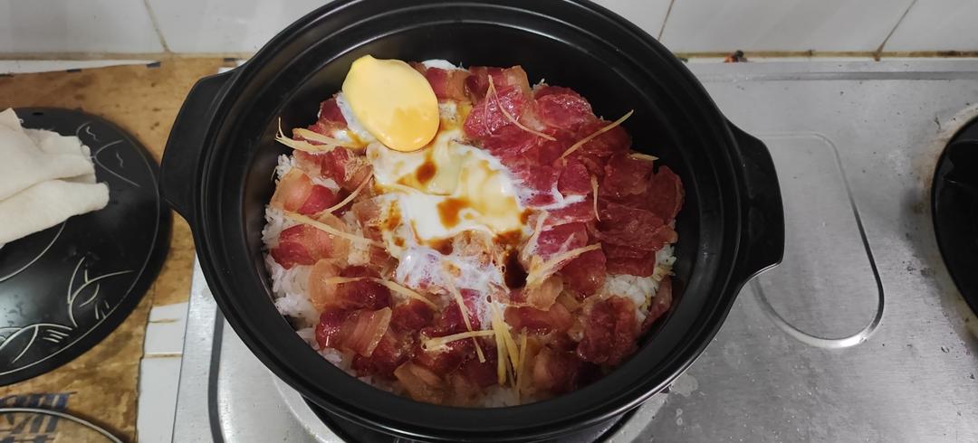 保姆级的「腊味煲仔饭2.0」加强版来了，地道老广味～