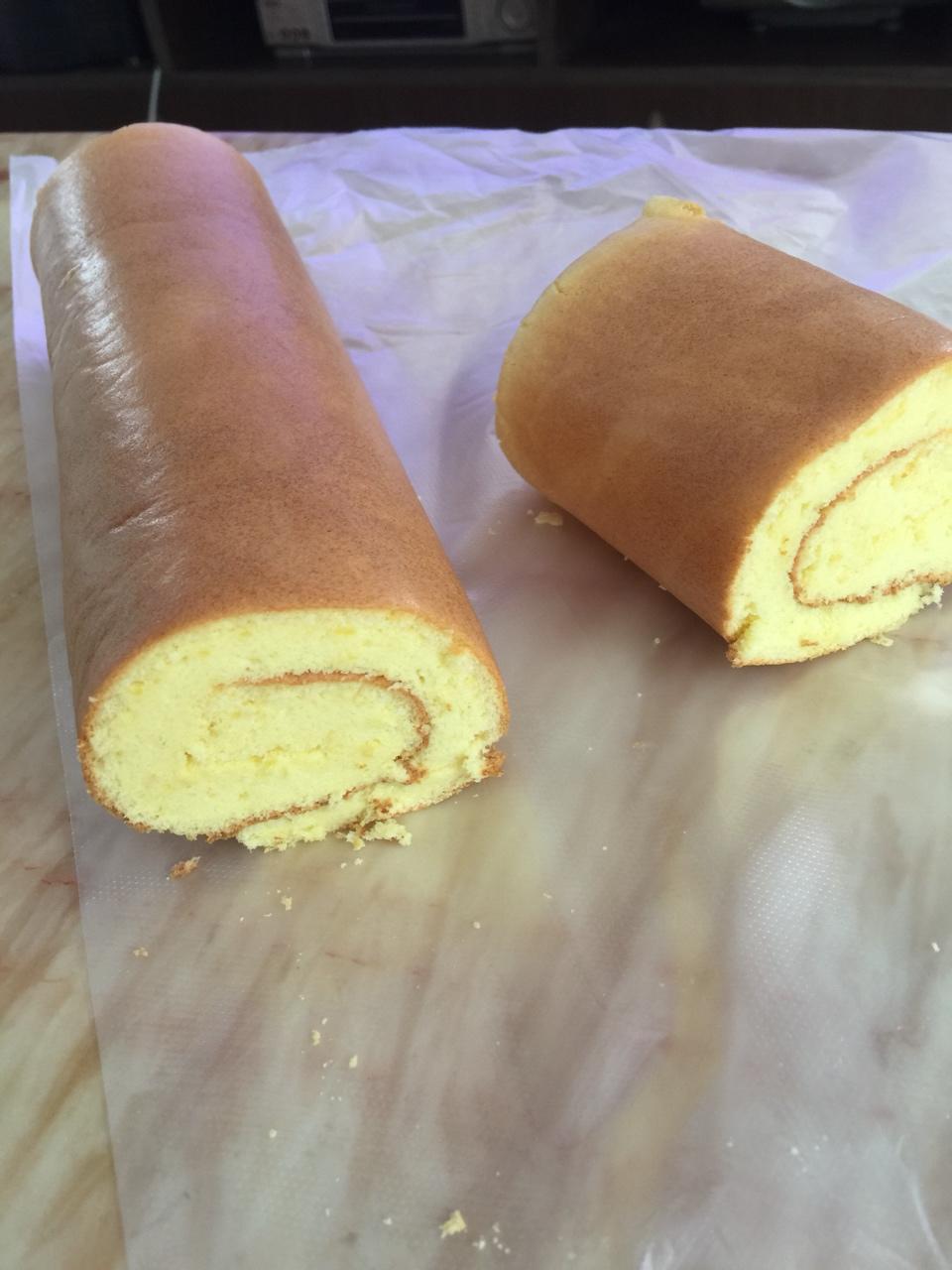 很斯文的胡小毅做的原味蛋糕卷