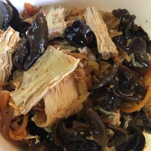 拌面一级棒的凉拌菜：黑木耳腐竹拌杂菜的做法 步骤6