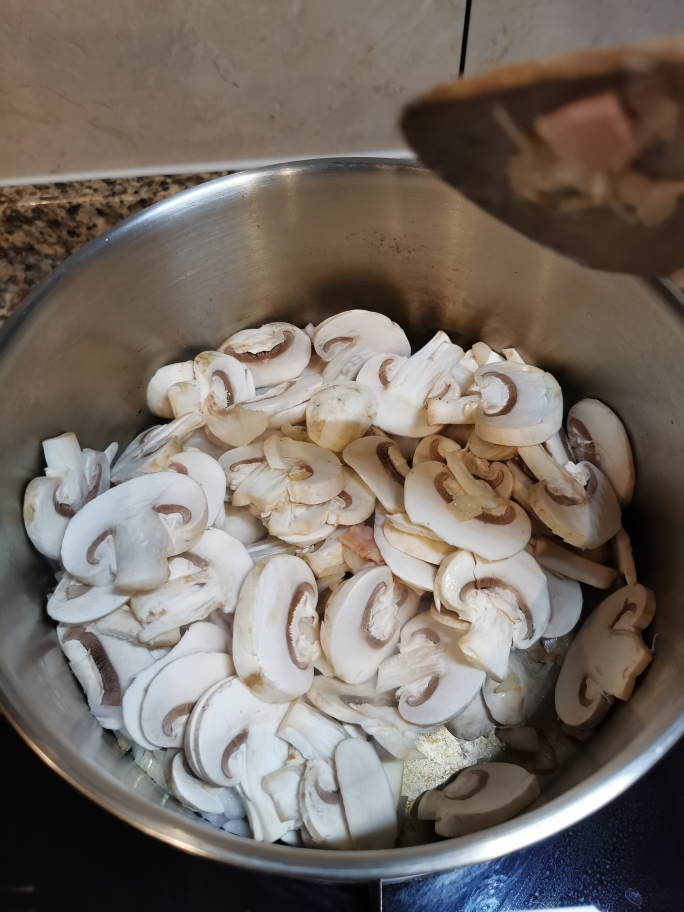 随手来的培根蘑菇奶油意面的做法 步骤6