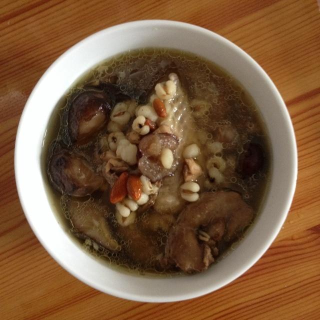 薏米枸杞香菇红枣鸡汤的做法