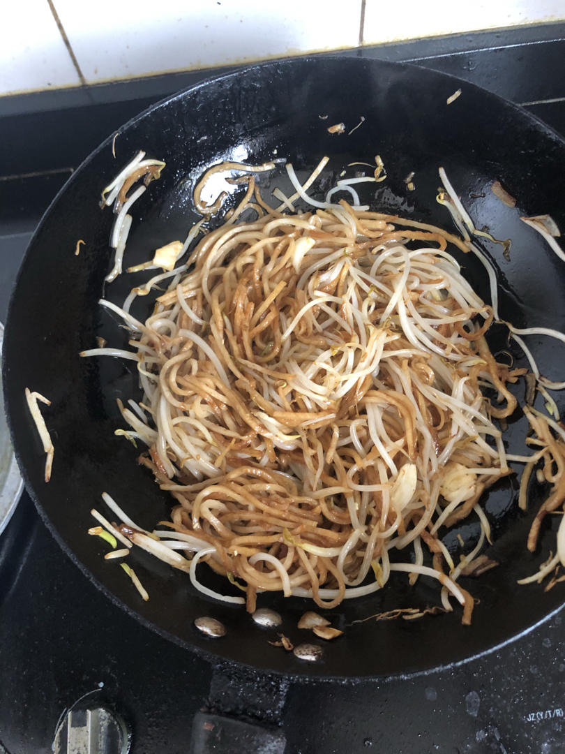 北方特色焖饼豆芽炒饼