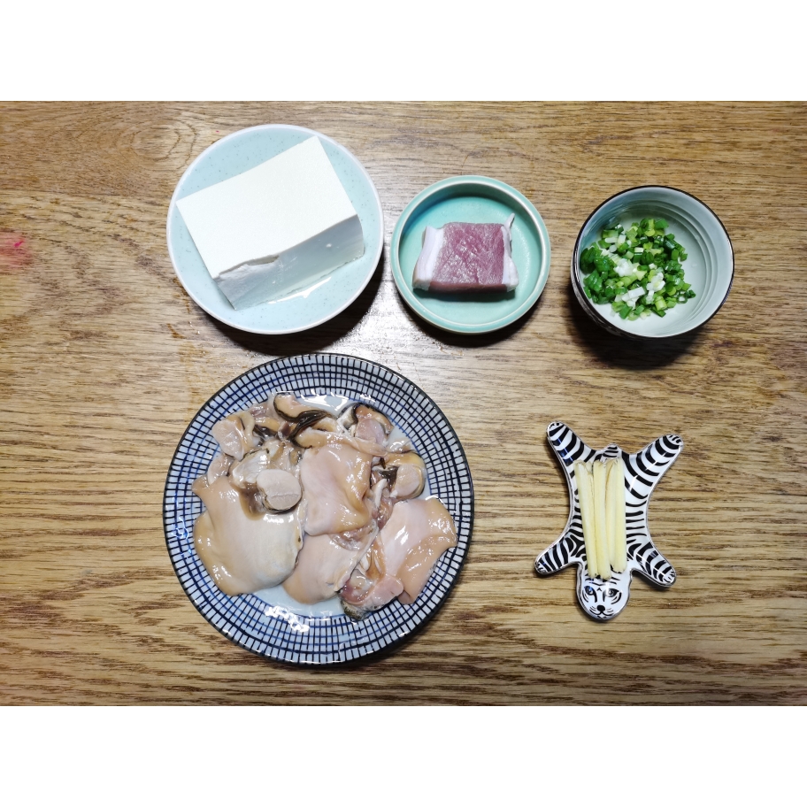 超级鲜的-河蚌、咸肉、豆腐汤的做法 步骤1