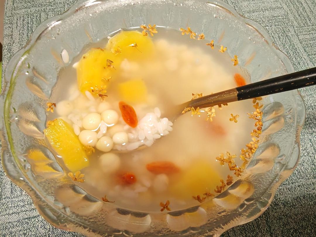 江南水乡秋天的独有味道💕新鲜鸡头米红薯桂花糖水
