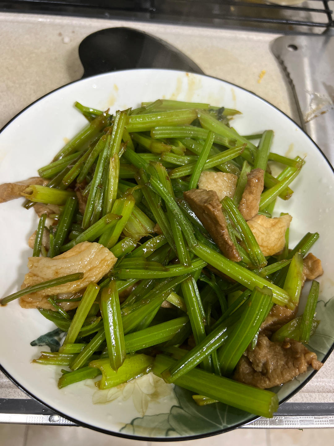 简单快手家常菜——洋葱芹菜炒肉