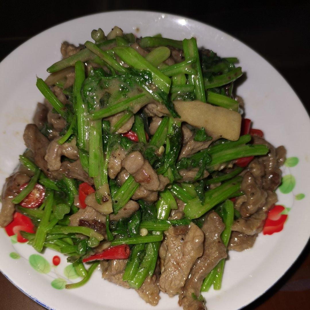 好吃到邻居敲门蹭饭的芹菜炒牛肉！