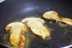 秋季特辑-松茸炖鸡、盐煎松茸、黄油烤松茸和炒松茸的做法的做法 步骤4