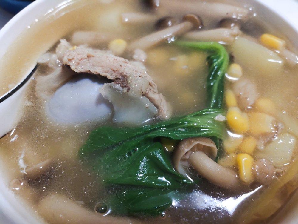 口蘑蔬果类炖猪骨汤（甜玉米胡萝卜冬瓜土豆淮山瓜果以及蘑菇类）（筒骨排骨龙骨脊骨仔排大排等猪骨头）