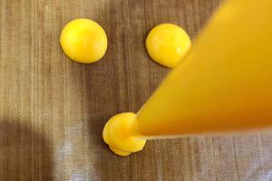 婴儿辅食：香蕉蛋黄溶豆（无糖）的做法 步骤6
