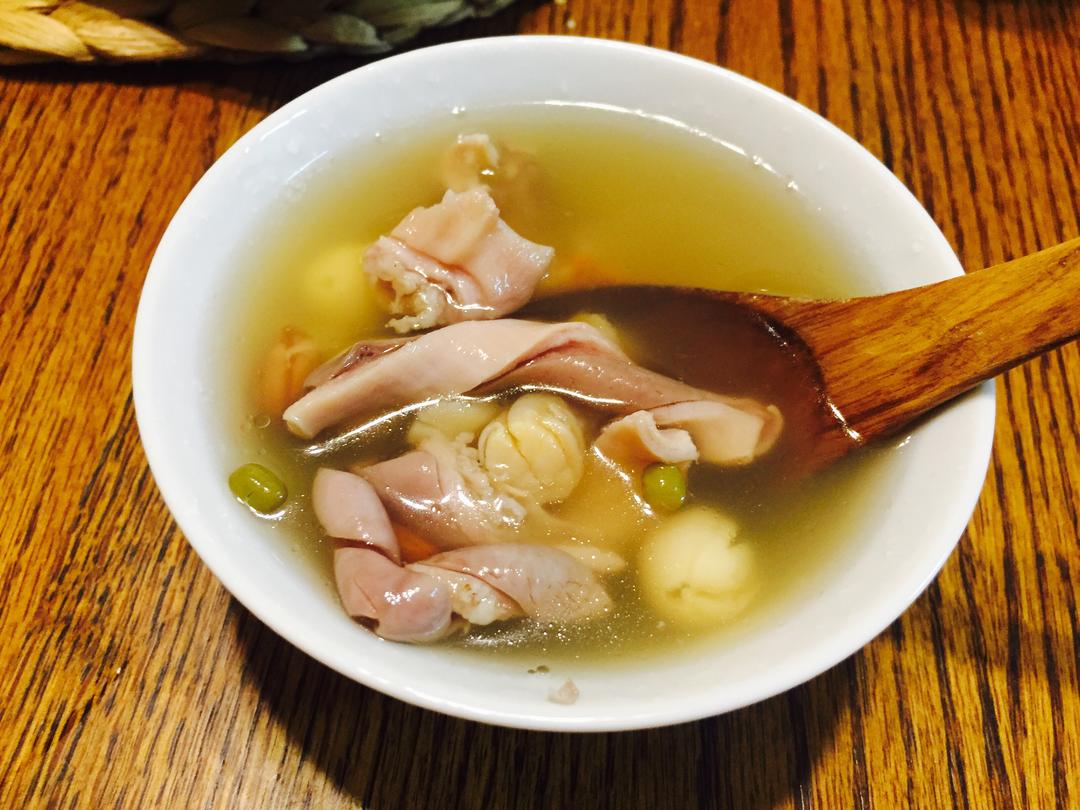 干贝绿豆莲子花生猪肚汤