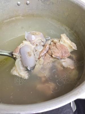 非常简单又美味的大骨头汤的做法 步骤3