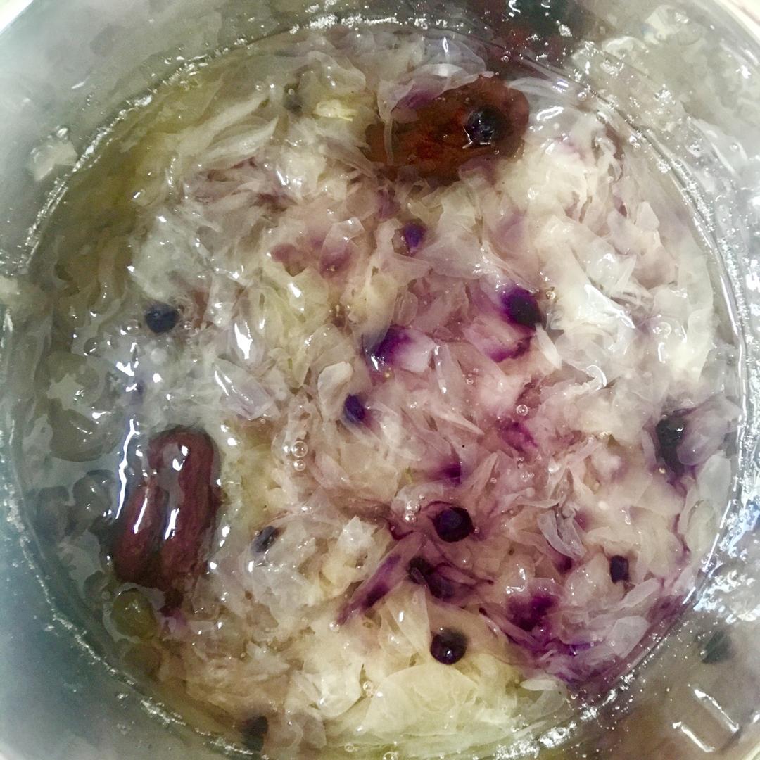 红枣枸杞银耳羹
