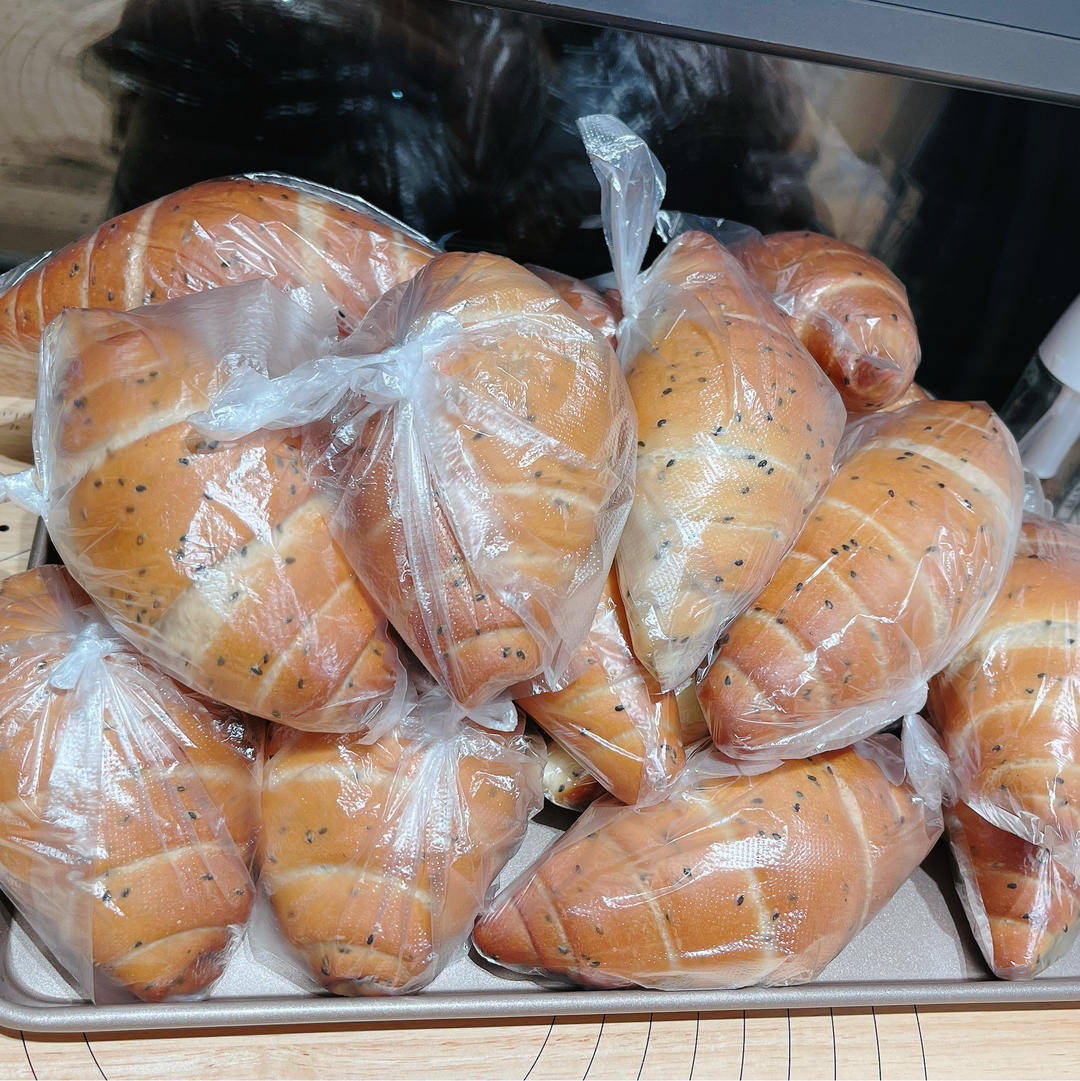 咸香黑芝麻盐面包