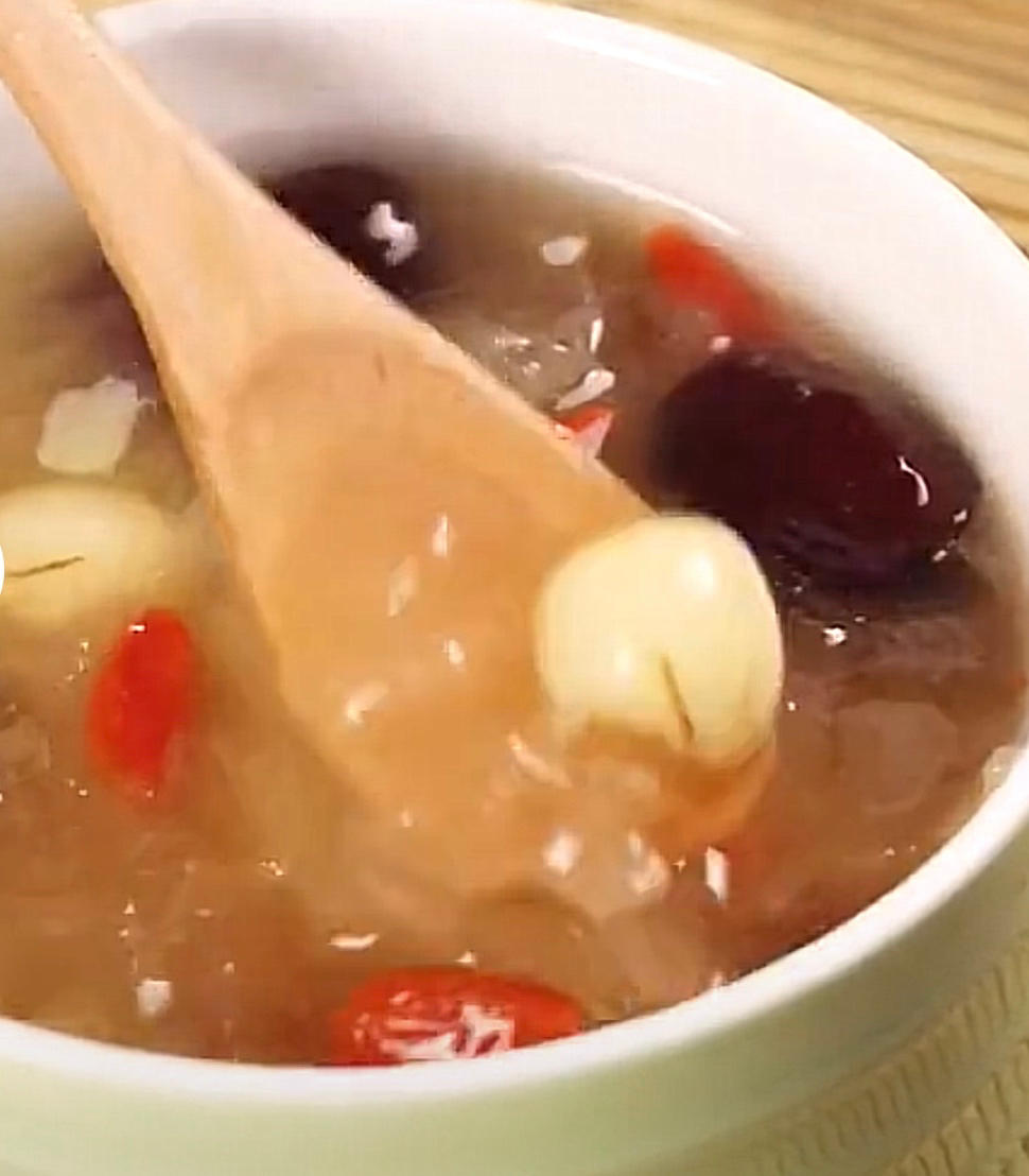 银耳桃胶莲子羹｜养颜平民版燕窝