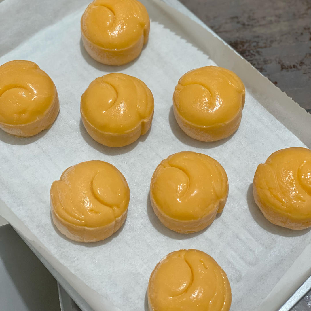 💃奶黄流心月饼——这是可以让你坐稳朋友圈厨霸位置的月饼🥮，没人点赞算我输👎
