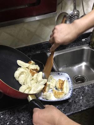 锅贴饺的做法 步骤4