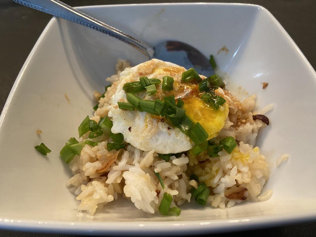 第一次下厨就能做的日式蒜炒饭🧄的做法