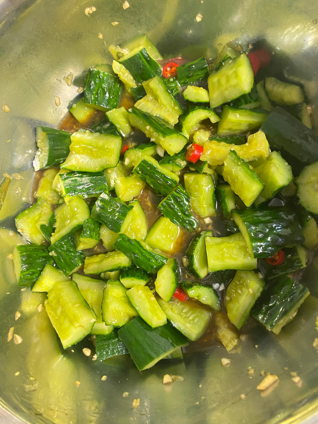 【凉拌黄瓜】这样做，比饭店好吃，调汁、细节处理是关键，如果没有饭店好吃，我带着黄瓜去你家给你做。