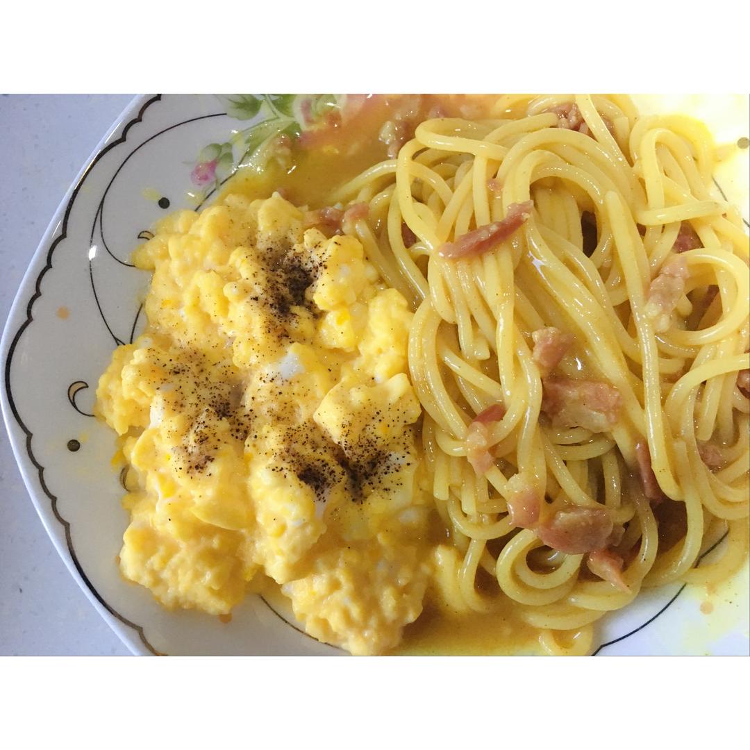 咖喱腊肉意大利面滑蛋的做法