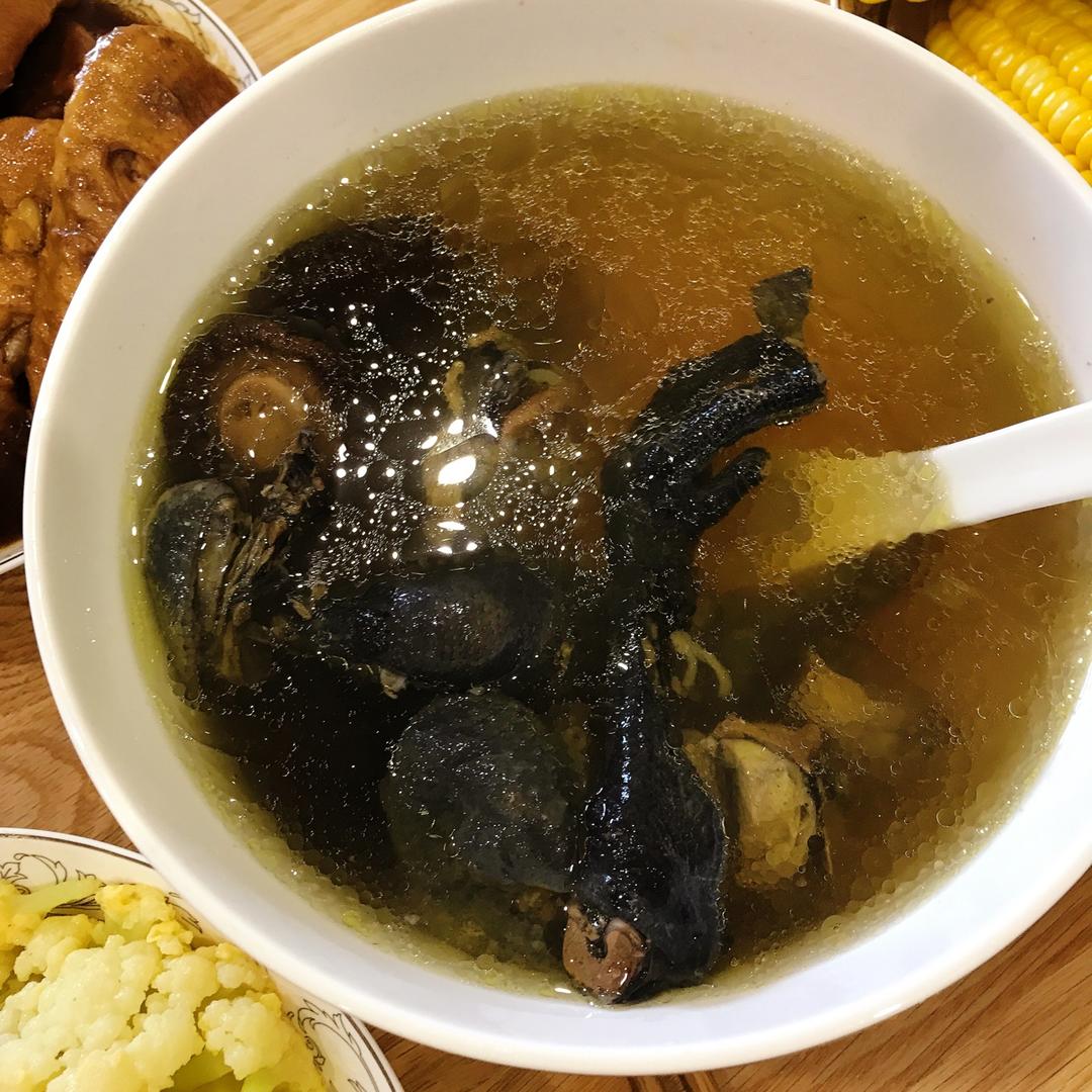 小甜螺larvin做的乌骨鸡煲汤