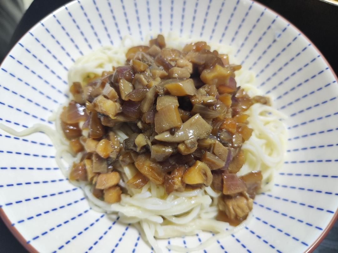 蘑菇洋葱肉丁面