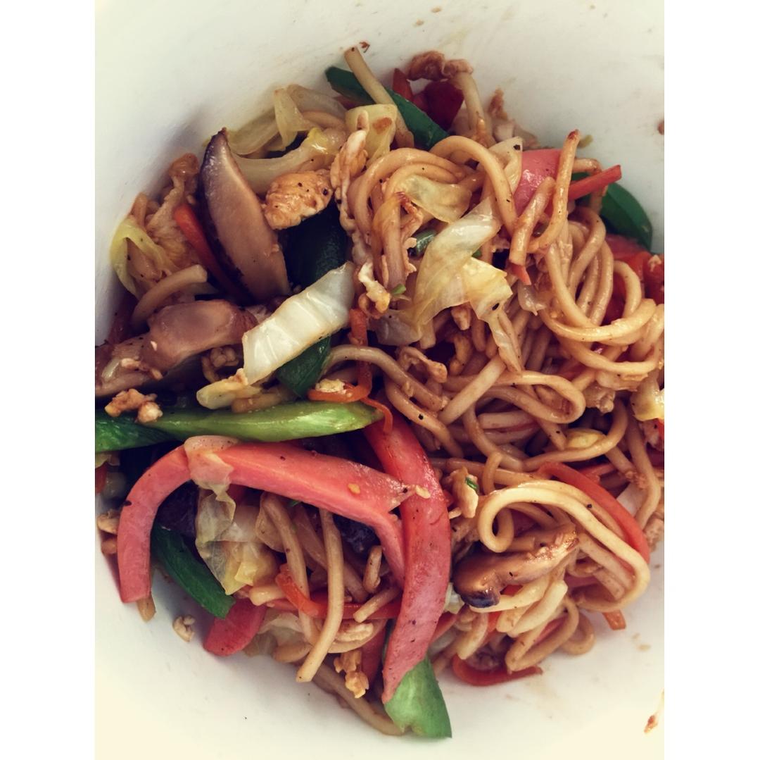 家常炒面：簡單、快捷，美味。