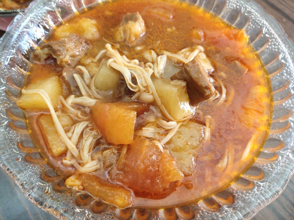 汤浓肉嫩的番茄牛腩，牛腩软烂秘法