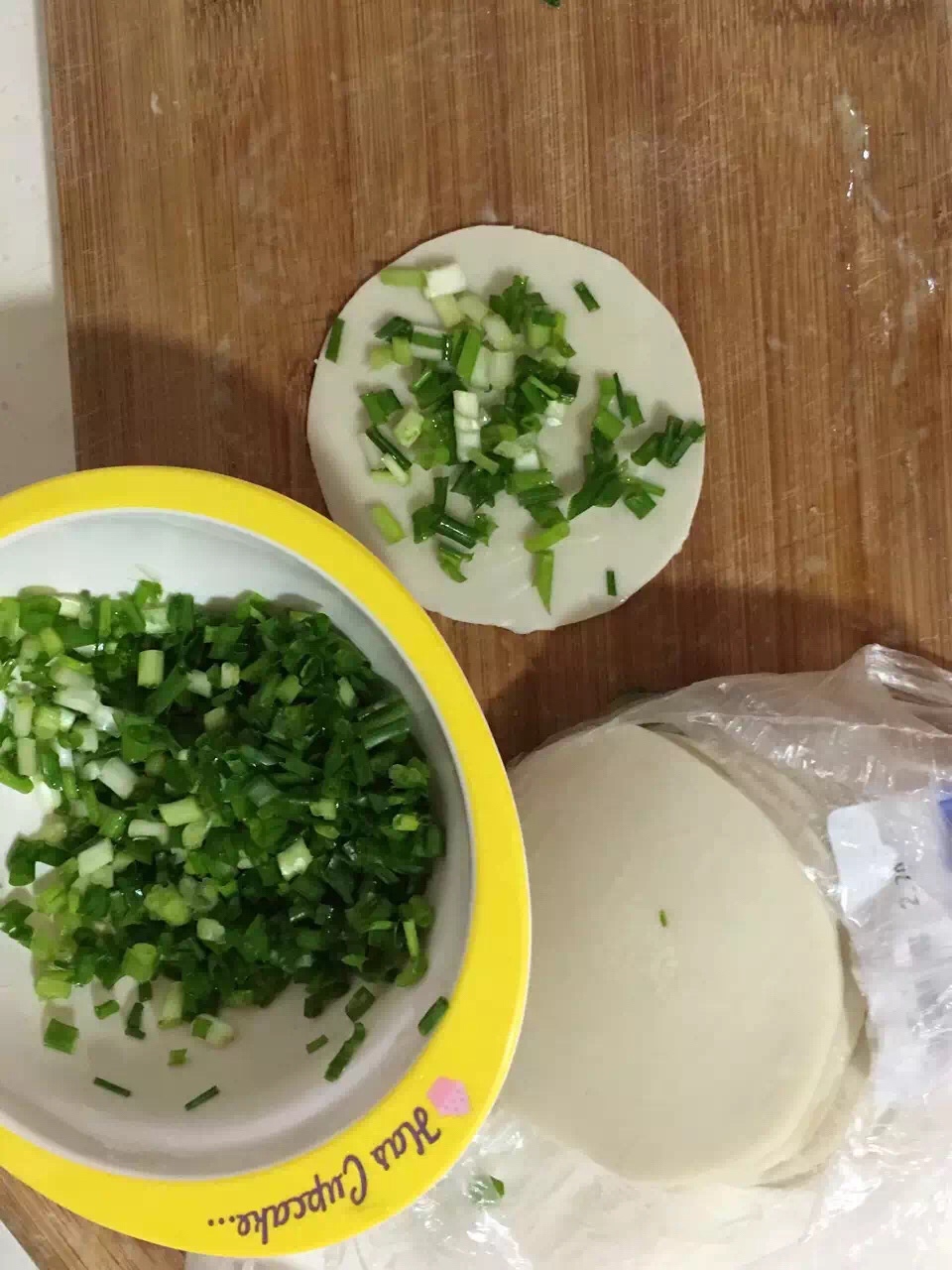 饺子皮葱油饼的做法 步骤1