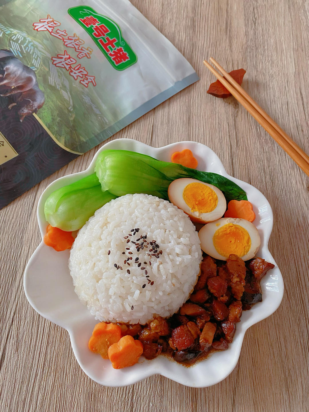 狂炫三大碗的卤肉饭