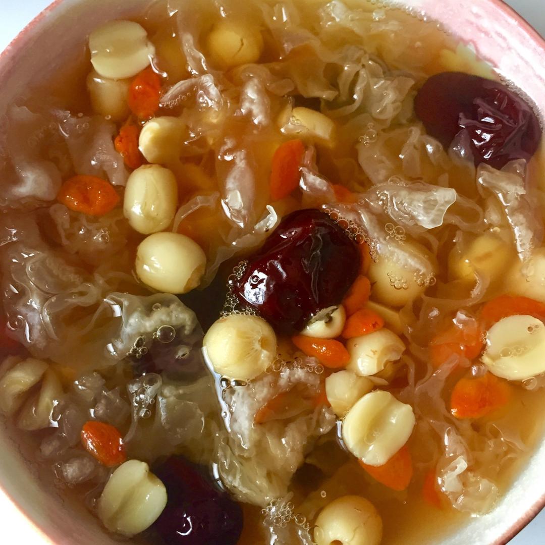 银耳红枣莲子羹Tremella jujube lotus nuts sweet soup