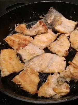 家乡菜～大铁锅炖鱼贴饼子的做法 步骤1