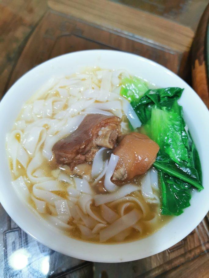 xinxin227做的老广汤粉焖猪脚焖肥肠生焖酱靓汤底