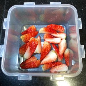 草莓🍓椰奶小方的做法 步骤4