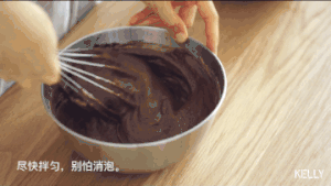 双重巧克力浓郁卷/香香香香···香喷喷的巧克力卷~/烘焙视频蛋糕篇10「中卷」的做法 步骤24