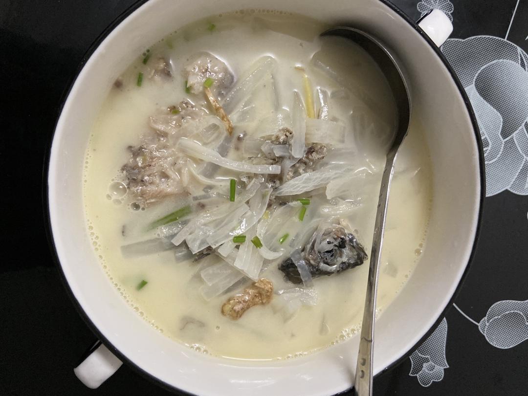 鲫鱼萝卜汤