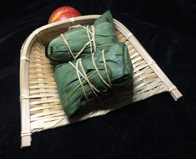 自制~蛋黄肉粽的做法