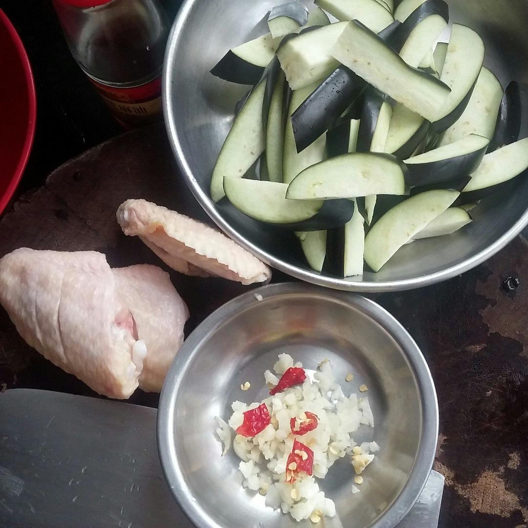 可乐鸡翅茄子煲(懒人快手易做午餐)的做法 步骤1