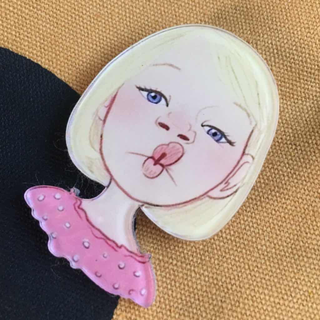 阳光下伸懒腰的喵