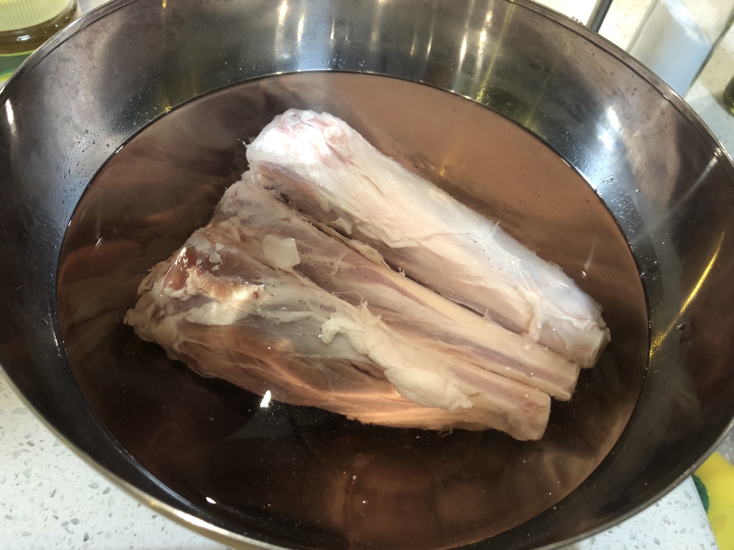 嫩滑多汁的烤羊小腿的做法 步骤1